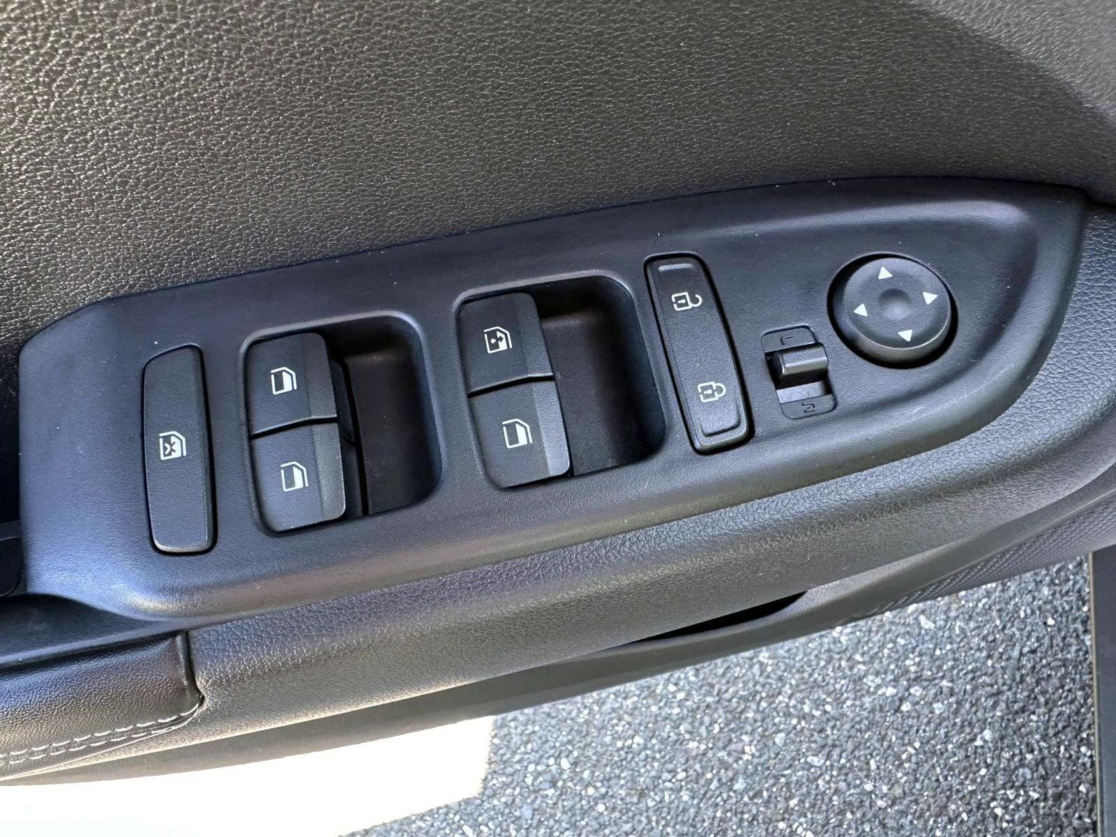 Used 2023 Hyundai Venue Limited w/ Cargo Package FWD image 9
