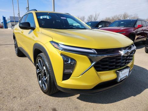 Certified 2024 Chevrolet Trax RS w/ Driver Confidence Package image 1