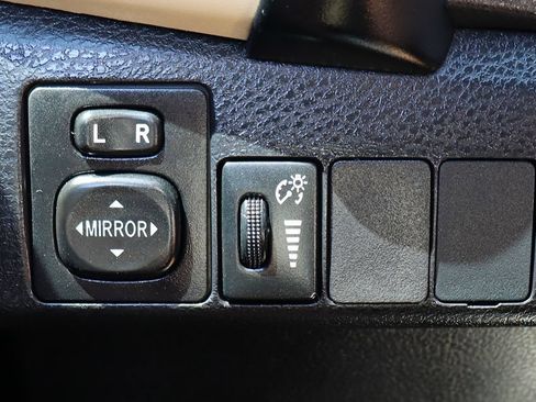Used 2018 Toyota Corolla LE w/ Carpet Mat Package (TMS) FWD image 40