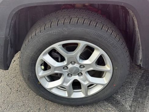 Used 2016 Jeep Renegade Latitude w/ Cold Weather Group image 10