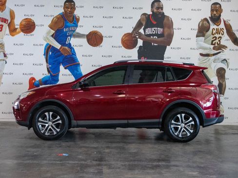 Used 2018 Toyota RAV4 LE FWD image 16