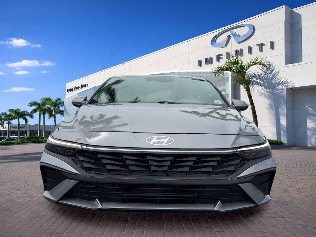 Used 2025 Hyundai Elantra SE FWD image 2