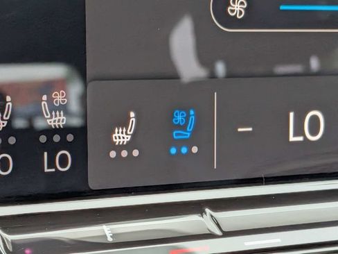 Certified 2025 Volkswagen Atlas SE FWD image 25
