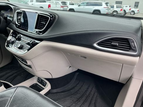 Used 2018 Chrysler Pacifica Limited w/ Tire & Wheel Group FWD image 40