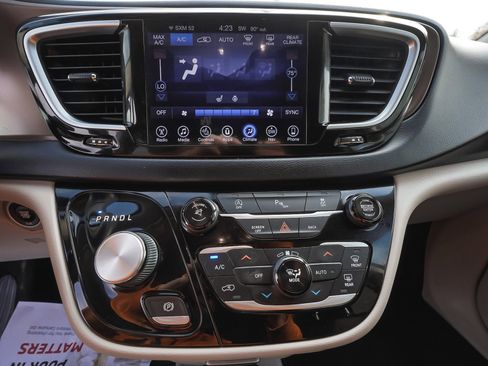 Used 2017 Chrysler Pacifica Touring-L Plus FWD image 24