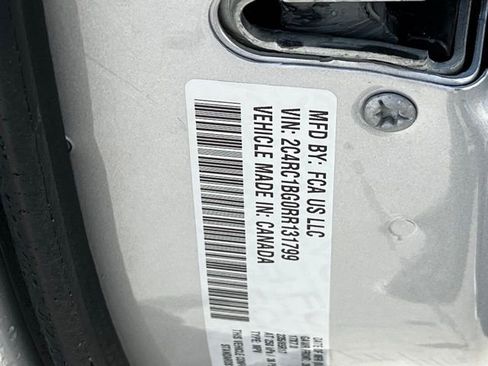 Used 2024 Chrysler Pacifica Touring-L image 28