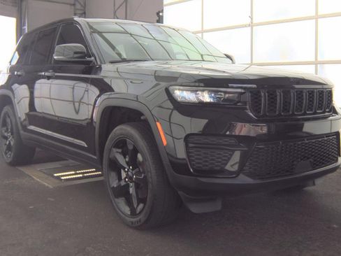Used 2024 Jeep Grand Cherokee Altitude AWD/4WD image 2