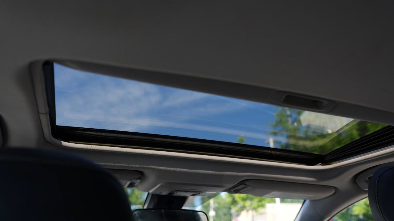 Used 2018 Toyota Camry SE w/ Moonroof Package FWD image 19