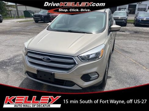 Used 2017 Ford Escape SE w/ SE Cold Weather Package FWD image 1