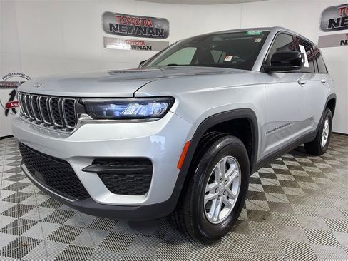 Used 2023 Jeep Grand Cherokee Laredo image 7