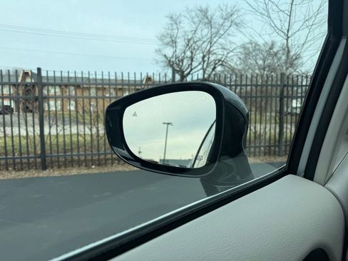 Used 2024 Chrysler Pacifica Touring-L image 16