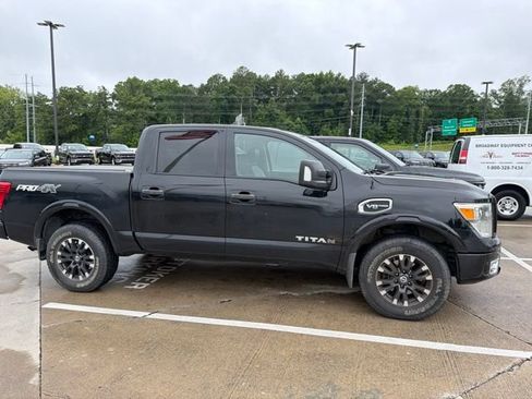 Used 2017 Nissan Titan PRO-4X w/ Pro-4x Convenience Package AWD/4WD image 4