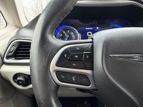 Used 2022 Chrysler Pacifica Touring-L image 14