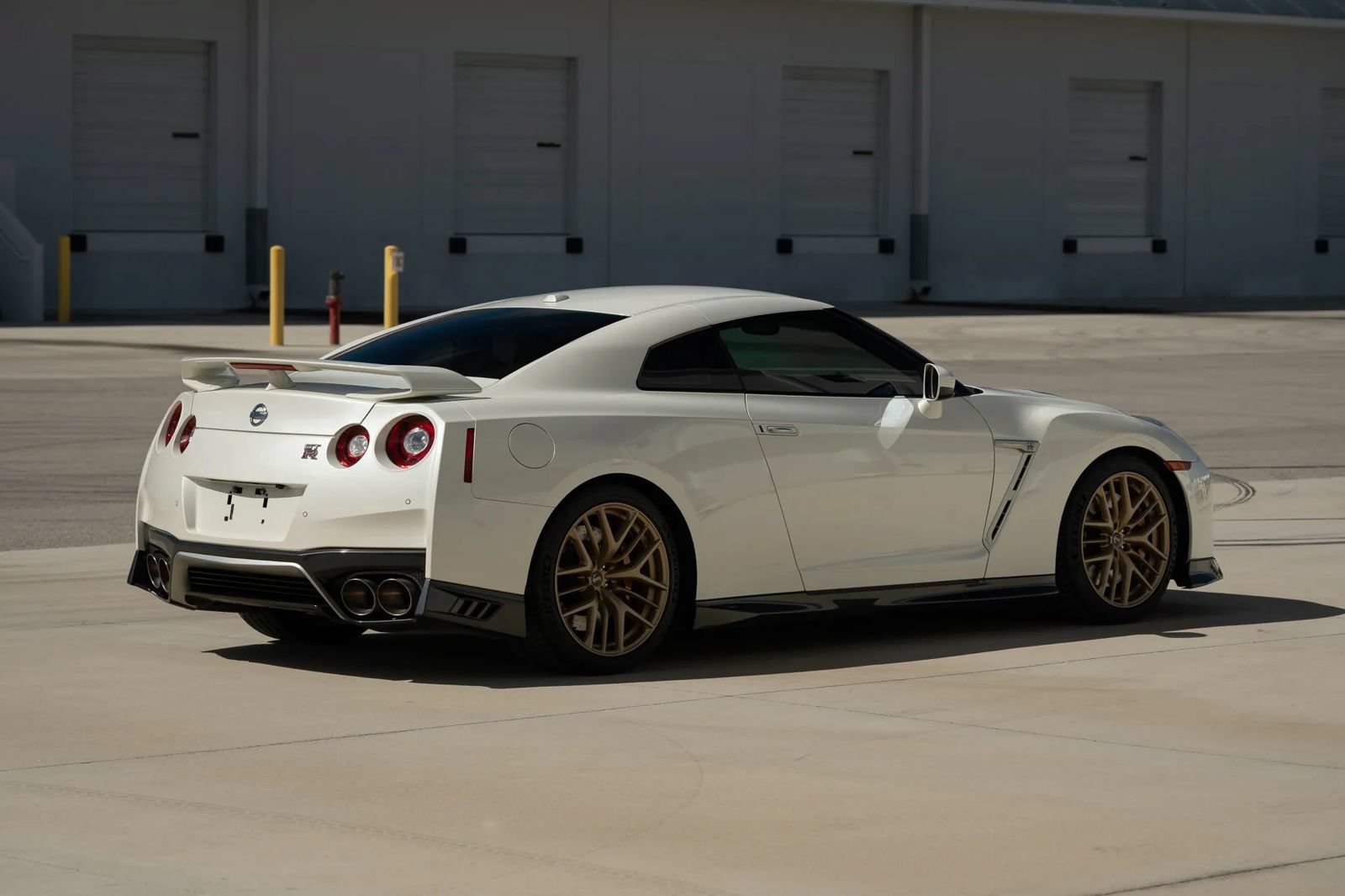 Used 2017 Nissan GT-R Premium w/ Premium Interior Package AWD/4WD image 16