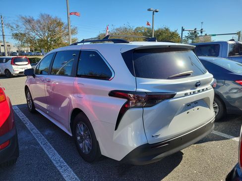 Used 2025 Toyota Sienna XLE image 20