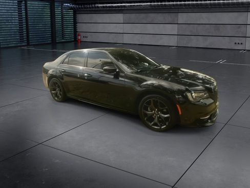 Used 2022 Chrysler 300 Touring L RWD image 2