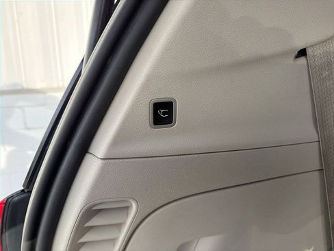 Used 2020 Chrysler Voyager Lxi image 31