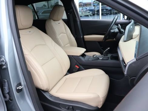 Used 2024 Cadillac XT4 Luxury w/ Cold Weather Package FWD image 21