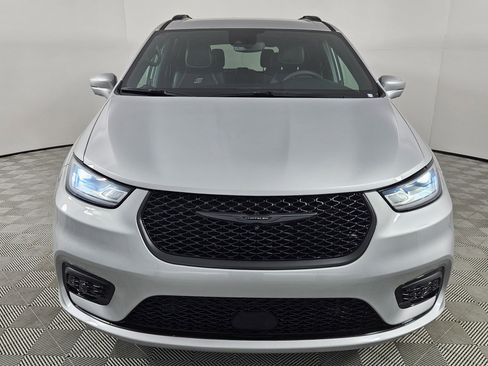 Used 2022 Chrysler Pacifica Touring-L w/ Uconnect Theater Family Group AWD/4WD image 2