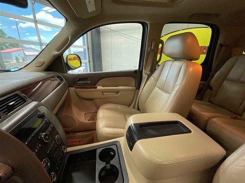 Used 2011 GMC Yukon SLT w/ SLT-2 Equipment Package AWD/4WD image 12