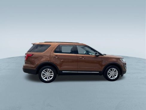 Used 2017 Ford Explorer XLT w/ Equipment Group 202A FWD image 9