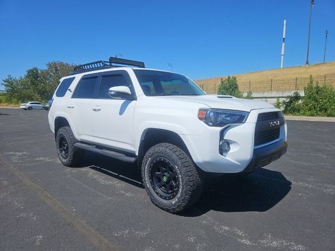 Used 2018 Toyota 4Runner TRD Off-Road Premium AWD/4WD image 7