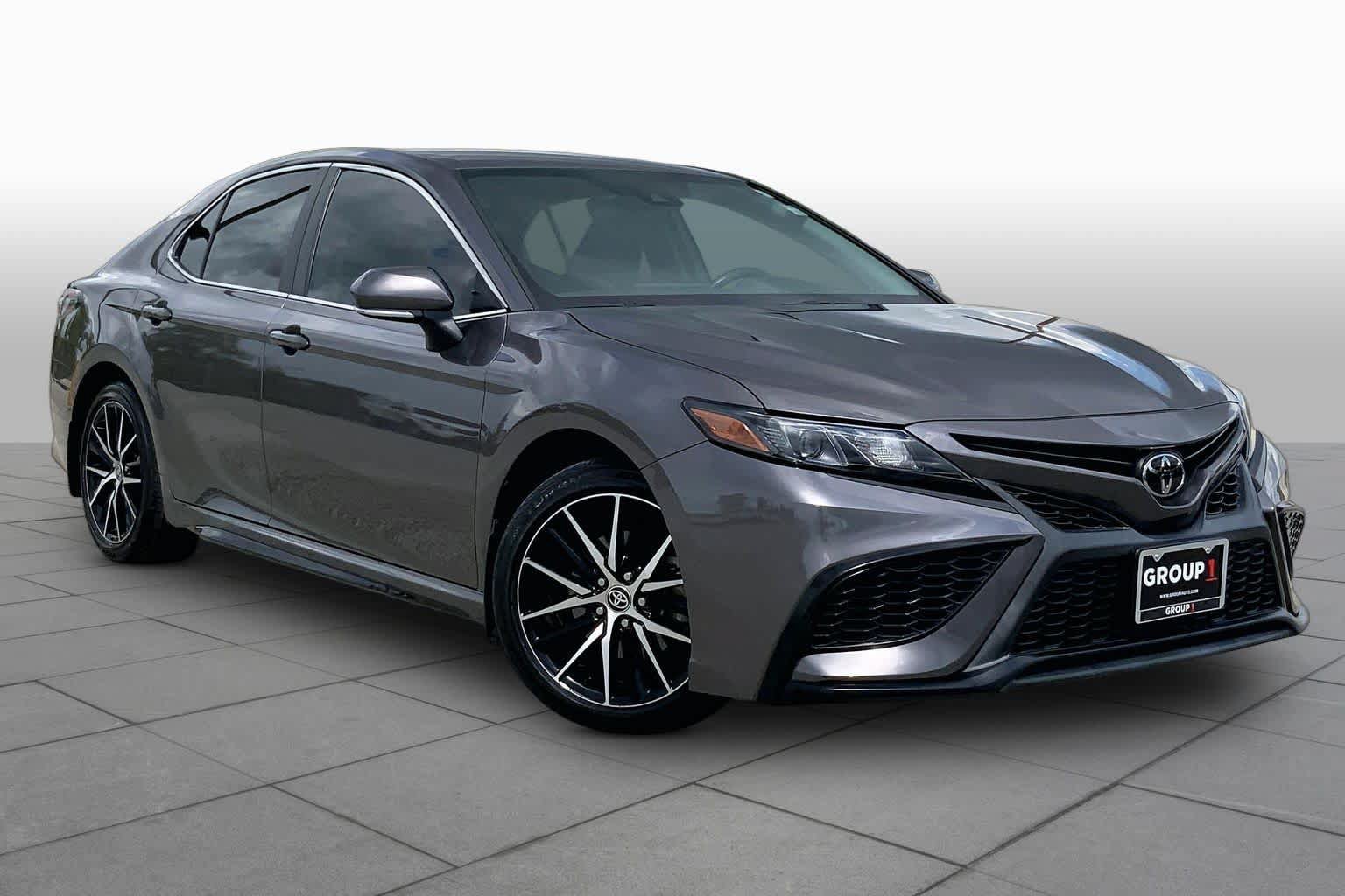 Used 2022 Toyota Camry SE FWD image 3