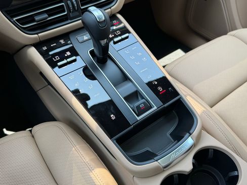 Used 2025 Porsche Macan image 22