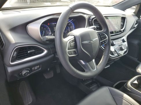 Used 2025 Chrysler Pacifica Select image 11