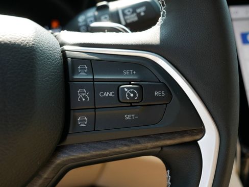 New 2025 Jeep Grand Cherokee Limited image 15