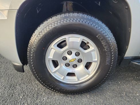 Used 2013 Chevrolet Avalanche LT image 9