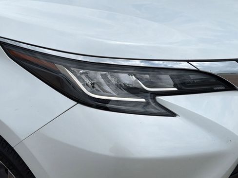 Used 2023 Toyota Sienna XLE FWD image 11