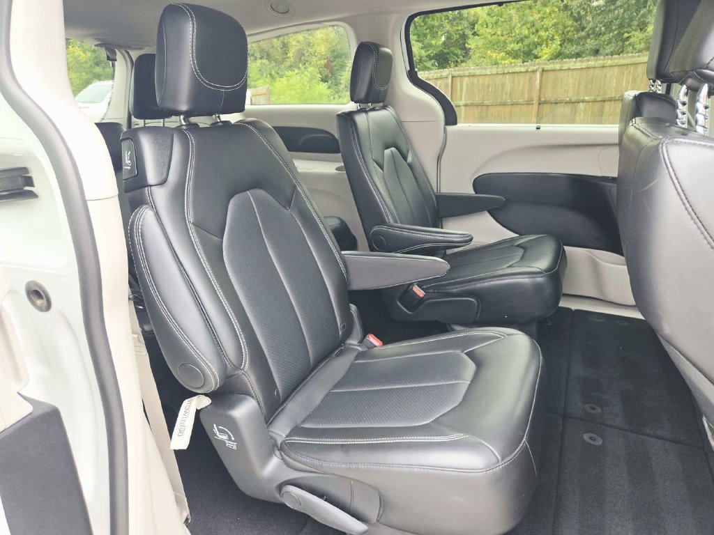 Certified 2024 Chrysler Pacifica Touring-L FWD image 16