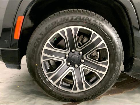 Used 2024 Jeep Wagoneer L Series II w/ Flexible Seating Group AWD/4WD image 9