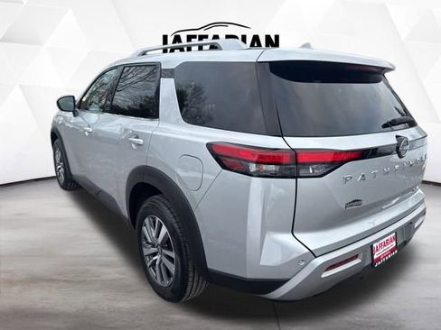 Used 2025 Nissan Pathfinder SL image 9