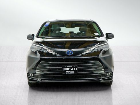 Used 2025 Toyota Sienna XLE w/ XLE Plus Package AWD/4WD image 8