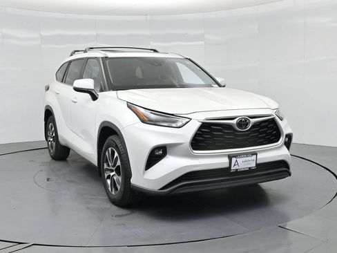 Used 2023 Toyota Highlander XLE AWD/4WD image 57
