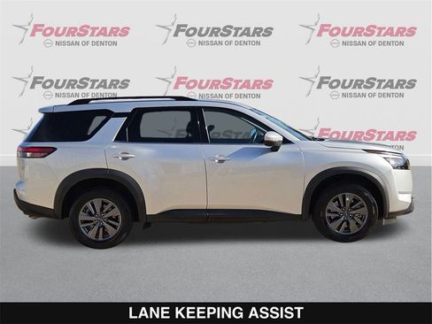 Used 2023 Nissan Pathfinder SV image 3