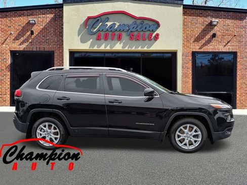 Used 2018 Jeep Cherokee Latitude FWD image 3