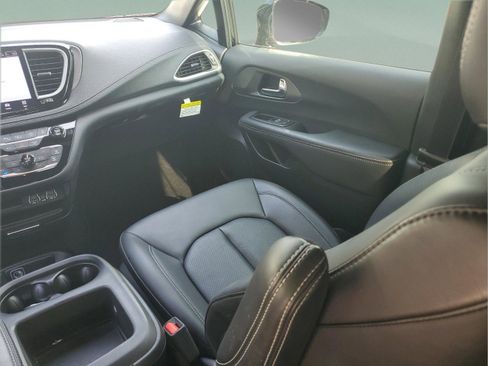Used 2025 Chrysler Pacifica Select FWD image 10