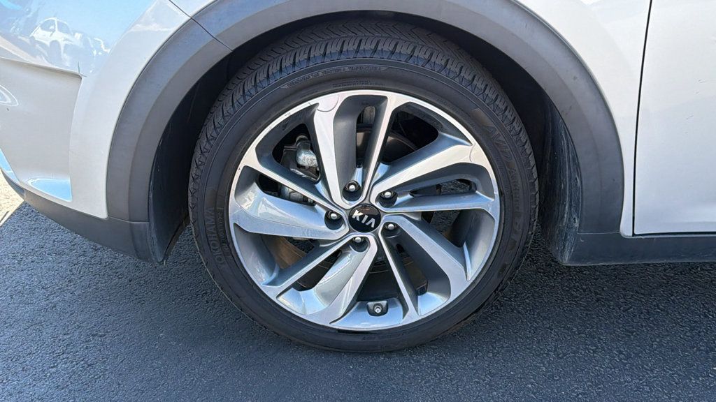 Used 2017 Kia Niro Touring w/ Advanced Technology Package FWD image 9