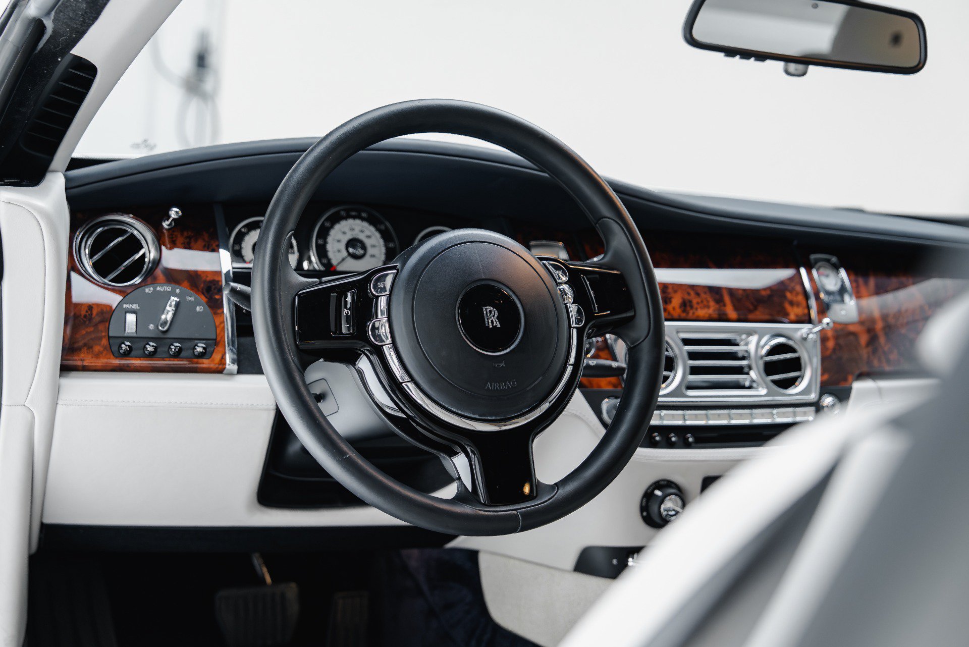 Used 2014 Rolls-Royce Wraith RWD image 34