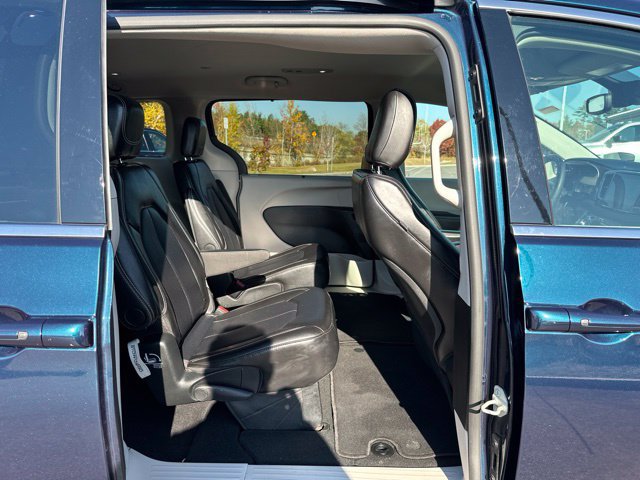 Used 2024 Chrysler Pacifica Touring-L FWD image 13