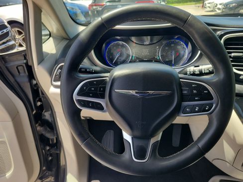 Used 2022 Chrysler Pacifica Touring-L FWD image 19