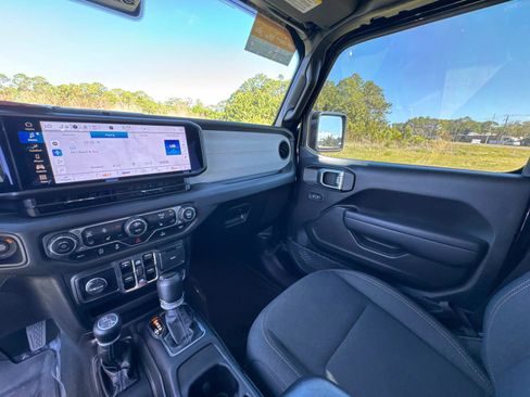 Certified 2024 Jeep Gladiator Sport AWD/4WD image 27