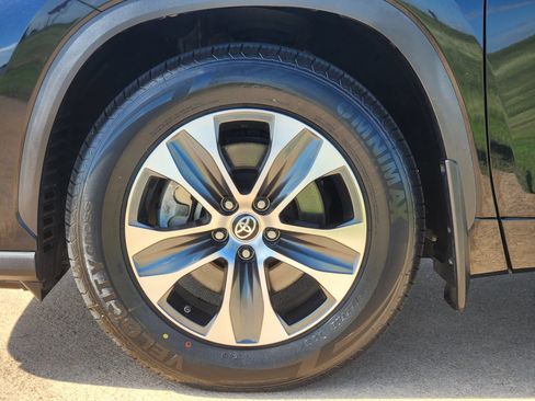 Used 2023 Toyota Highlander XLE FWD image 14