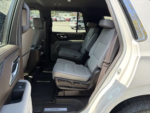 Used 2024 GMC Yukon SLT w/ SLT Luxury Package image 25