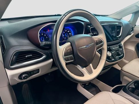 Used 2019 Chrysler Pacifica Limited image 9
