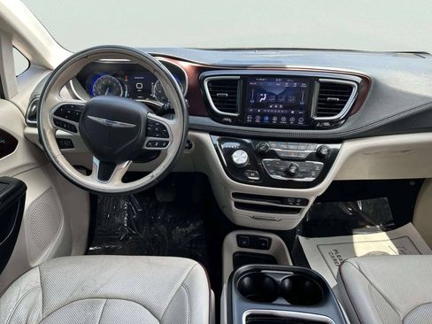 Used 2018 Chrysler Pacifica Limited w/ Advanced Safetytec Group FWD image 23