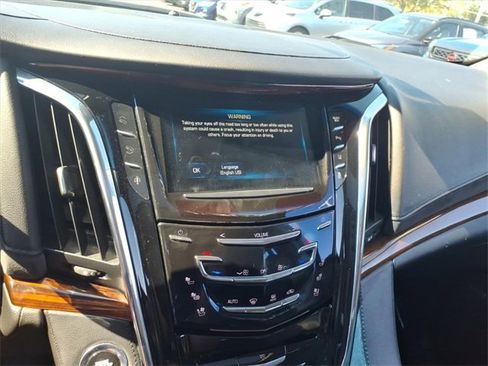 Used 2015 Cadillac Escalade Luxury image 18